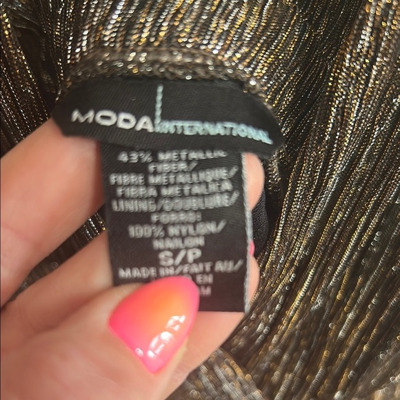 Elegant Gold Pleated Dress - Picture 2 of 3